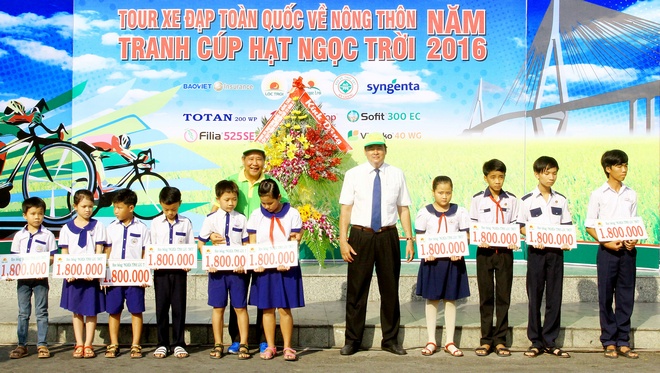 Đại diện BTC giải và lãnh đạo tỉnh An Giang trao tặng gạo cho đồng bào nghèo các địa phương và học sinh nghèo hiếu học.