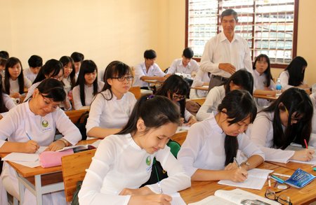 Thầy Nguyễn Văn Mười và học sinh trong giờ học môn Lịch sử.