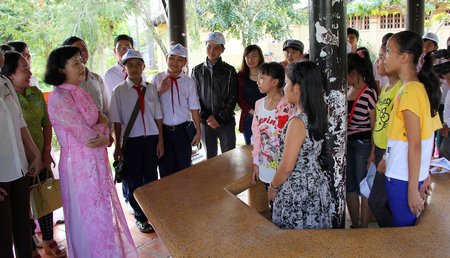 Nguyên Thứ trưởng Bộ GD-ĐT Đặng Huỳnh Mai dẫn đoàn học sinh tham quan Văn Thánh Miếu Vĩnh Long. Đây là một cách giáo dục truyền thống cho học sinh như đề án “Dạy chữ kết hợp dạy người”.