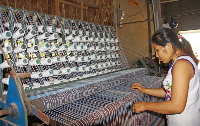Dàn máy dệt của chị Quyên, giúp chị duy trì và phát triển nghề dệt chiếu truyền thống.