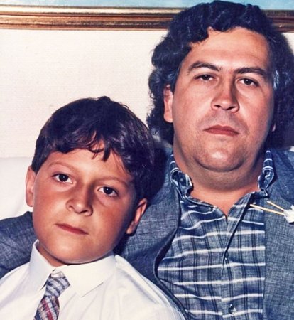 Pablo Escobar và con trai Juan Pablo.