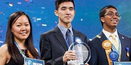 Austin Wang (giữa) Kathy Liu (bên trái) và Syamantak Payra (bên phải). (Ảnh: Intel)  Giải thưởng cao nhất của Intel ISEF 2016 (Giải thưởng Gordon E. Moore) đã được trao cho Han Jie (Austin) Wang, 18 tuổi (Vancouver, Canada). Wang đã nhận 75.000 USD tiền thưởng cho công trình phát triển pin nhiên liệu vi khuẩn (MFCs), chuyển đổi có hiệu quả chất thải hữu cơ thành điện.