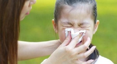 Phụ huynh dạy trẻ cách xì mũi không đúng, trẻ có thể bị điếc