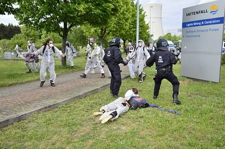 Đụng độ giữa cảnh sát và người biểu tình tại Lausitz. (Nguồn: zeit.de)