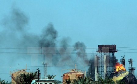 Kho khí đốt tại nhà máy Taji ở ngoại ô Baghdad, Iraq bốc cháy sau vụ đánh bom xe liều chết ngày 15/5. (Nguồn: AFP/TTXVN)