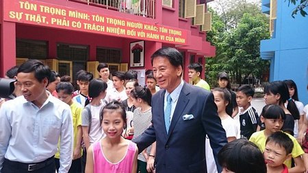 Ông Ryotaro Sugi thăm làng trẻ em Birla Hà Nội ngày 14/5.