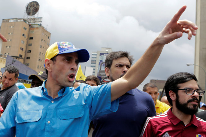 Nhà lãnh đạo đối lập Henrique Capriles (trái) dẫn đầu cuộc tuần hành tại thủ đô Caracas ngày 14-5 đòi trưng cầu ý dân việc phế truất Tổng thống Maduro - Ảnh: Reuters