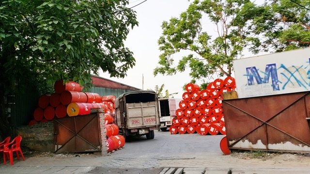 Hàng trăm thùng dầu mobil được tập kết ngoài trời tiềm ẩn nguy cơ cháy nổ