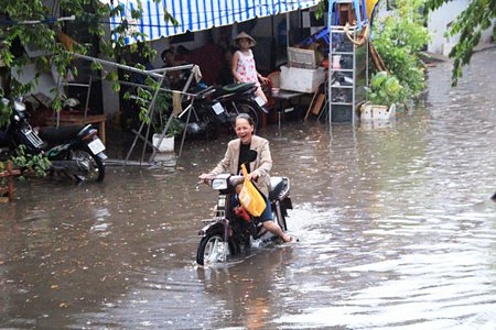 Mới mưa đầu mùa nhưng người Sài Gòn đã phải bì bõm lội nước
