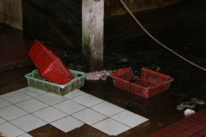 Sàn nhà, vật dụng chứa đựng dính đầy máu, không được cọ rửa.