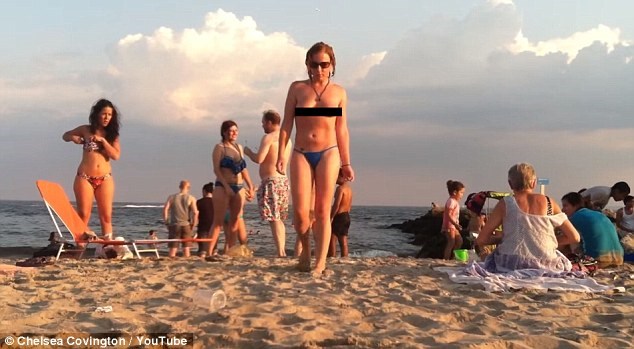 Chelsea Covington tự tin đi lại trên bãi biển với bộ ngực trần. (Nguồn: Daily Mail)