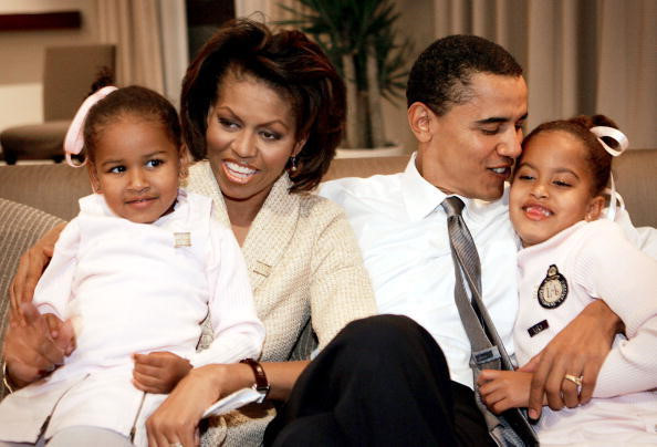Bước ngoặt của gia đình họ đến hồi tháng 9/2001 khi cô con gái Sasha mới 3 tháng tuổi mắc bệnh viêm màng não. Ông bà Obama ngồi bên giường bệnh con gái suốt 72 giờ để cùng con chiến đấu chống lại tử thần. (Ảnh: fabmagazineonline)