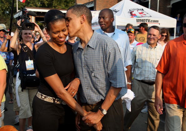 Sau khi con gái chiến thắng bệnh tật, gia đình Obama cũng vượt qua được khó khăn và sự nghiệp của ông Obama bắt đầu thăng hoa. Tháng 7/2004, ông Obama gây chấn động khi đọc bài phát biểu mạnh mẽ ở đại hội Đảng Dân chủ tại Boston. (Ảnh: fabmagazineonline)
