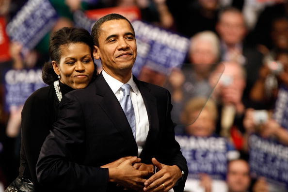 Ông Obama trở thành một ngôi sao chính trị được nhiều người hâm mộ. Trong mỗi bước đi của ông, người ta đều thấy bóng dáng của bà Michelle. (Ảnh: fabmagazineonline)