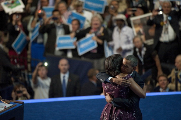 Bà Michelle dành cho chồng một cái ôm thật chặt sau bài diễn thuyết của Tổng thống. (Ảnh: fabmagazineonline)