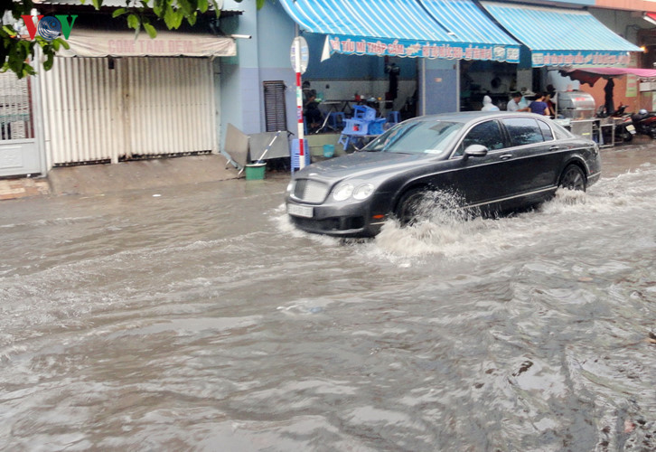 Chiếc xe hiếm hoi băng băng lội nước sâu trên đường Điện Biên Phủ!