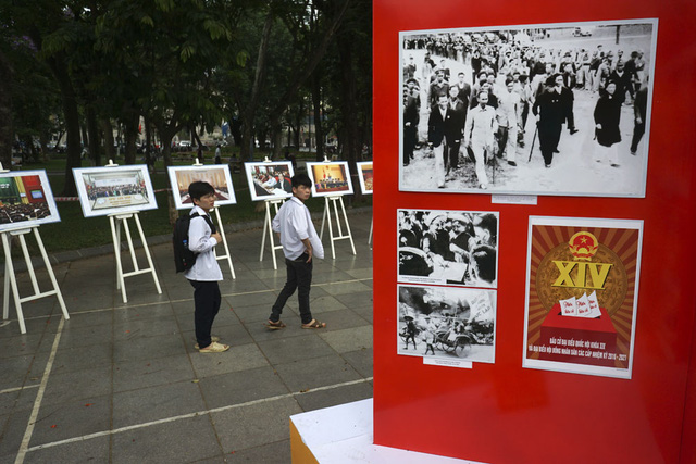 Bức ảnh hàng vạn nhân dân Hà Nội đón mừng Chủ tịch Hồ Chí Minh và các vị được giới thiệu ứng cử đại biểu Quốc hội tại Hà Nội ngày 5/1/1946 được treo trang trọng tại triễn lãm 