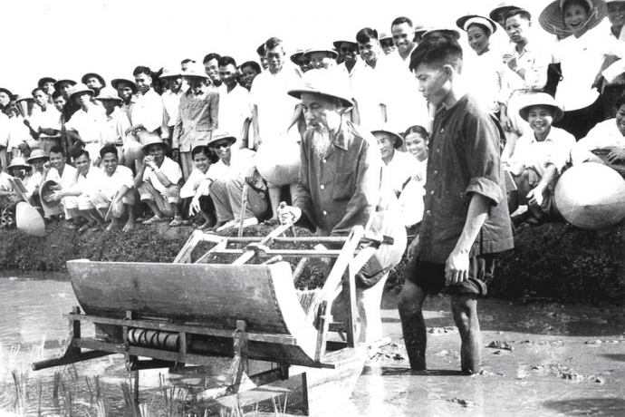 Bác Hồ đến thăm hội nghị phổ biến máy cấy công cụ cải tiến ở Từ Liêm, Hà Nội, tháng 7/1960 (Ảnh tư liệu)