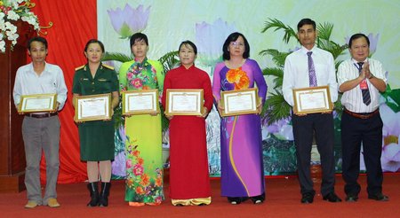  Chủ tịch UBND tỉnh- Nguyễn Văn Quang tặng bằng khen cho các điển hình tiên tiến. 