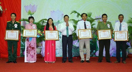 Bí thư Tỉnh ủy- Trần Văn Rón trao thưởng cho các tập thể đạt giải tại hội thi.