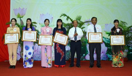 Phó Bí thư Thường trực Tỉnh ủy- Trương Văn Sáu trao thưởng cho các tập thể đạt giải tại hội thi.