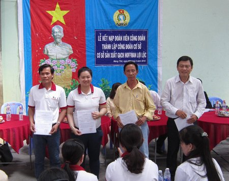 Ông Nguyễn Văn Hoằng- Chủ tịch LĐLĐ huyện Mang Thít trao quyết định chỉ định Ban chấp hành CĐCS lâm thời Cơ sở sản xuất gạch Hoffman Lợi Lộc.