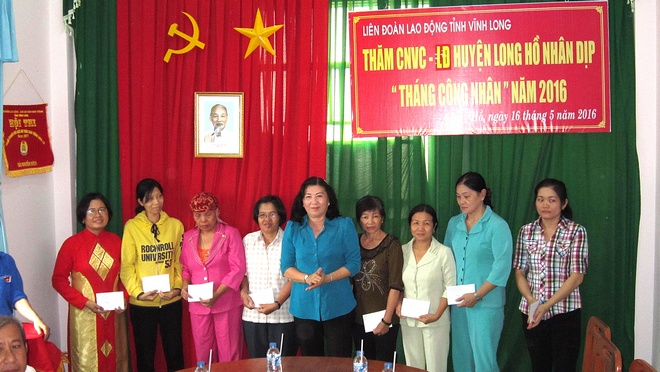 Bà Nguyễn Thị Mỹ Lan- Phó Chủ tịch Thường trực Liên đoàn Lao động tỉnh trao quà cho CB, GV- LĐ khó khăn huyện Long Hồ.