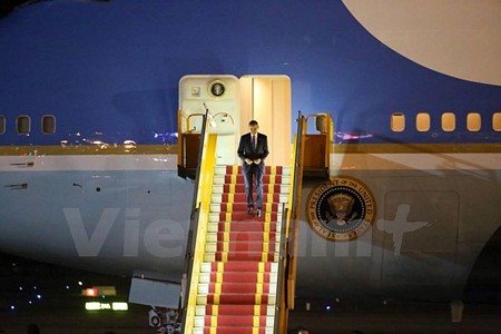 Tổng thống Obama đã đặt chân xuống sân bay Nội Bài. (Ảnh: Minh Sơn/Vietnam+)