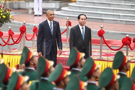 Chủ tịch nước Trần Đại Quang và Tổng thống Obama duyệt đội danh dự - Ảnh: Nguyễn Khánh