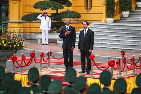  Chủ tịch nước Trần Đại Quang và Tổng thống Obama tại lễ đón chính thức - Ảnh: Nguyễn Khánh