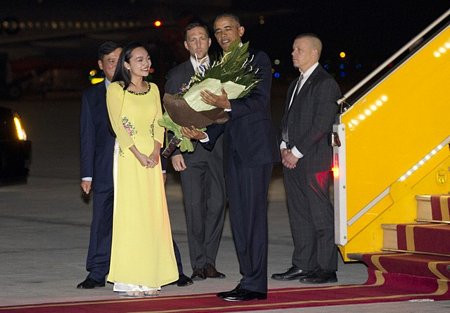 Chuyên cơ Không lực Một chở Tổng thống Obama hạ cánh xuống Sân bay Nội Bài vào lúc 21h33 tối ngày 22/5 (Ảnh: AP)