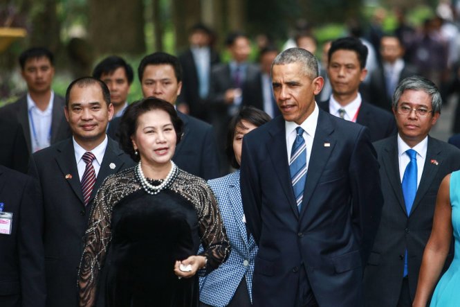 Sau khi kết thúc hội đàm với Chủ tịch nước Trần Đại Quang, Tổng thống Mỹ Obama cùng Chủ tịch Quốc hội Nguyễn Thị Kim Ngân đi bộ đến Nhà sàn Bác Hồ - Ảnh: Nguyễn Khánh