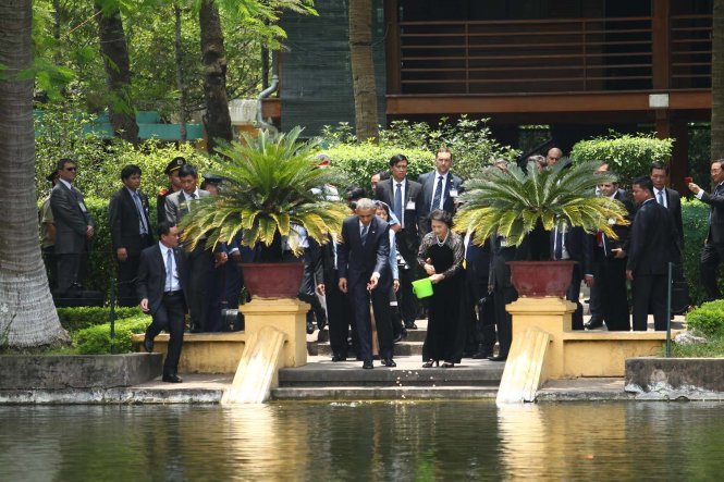 Chủ tịch Quốc hội Nguyễn Thị Kim Ngân và Tổng thống Obama thả thức ăn cho cá tại ao cá Bác Hồ - Ảnh: Nguyễn Khánh