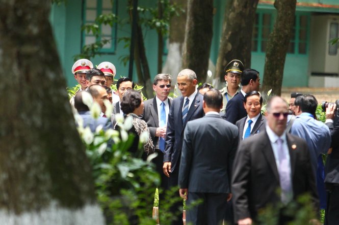 Sau khoảng 15 phút, Tổng thống Obama rời khỏi nhà sàn Bác Hồ - Ảnh: Nguyễn Khánh