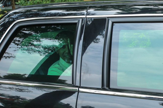 Tổng thống Obama vẫy chào tạm biệt các phóng viên từ ô tô - Ảnh: Nguyễn Khánh
