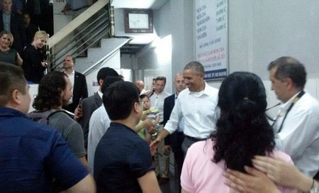 Ông Obama vui vẻ rời quán ăn sau khi thưởng thức bún chả - Ảnh: Linh Giang