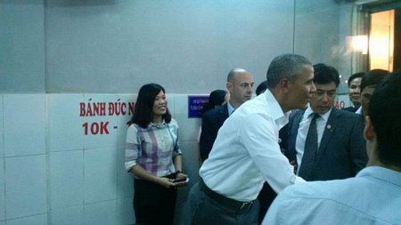 Ông Obama bắt tay chào hỏi thực khách - Ảnh: Linh Giang