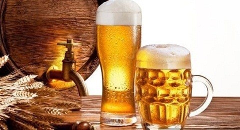 Những người uống bia đều đặn ít có khả năng phát triển căn bênh cao huyết áp hơn những người uống rượu hay cocktail