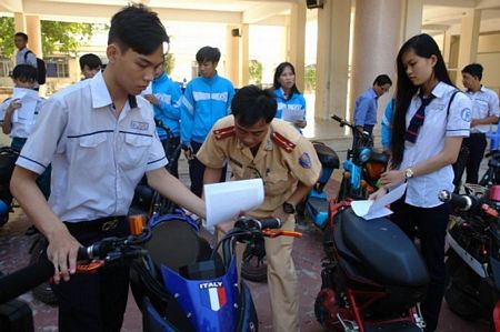  CSGT Bình Thuận đang thực hiện đăng ký xe máy điện, mô tô điện cho học sinh Trường THPT Lê Lợi, TP Phan Thiết. Ảnh VOV