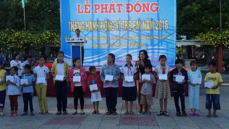 Dịp này, UBND TP Vĩnh Long tặng 22 suất học bổng cho học sinh nghèo vượt khó.