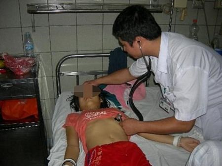 Khám, điều trị cho bệnh nhi bị nhiễm độc chì tại Bệnh viện Bạch Mai