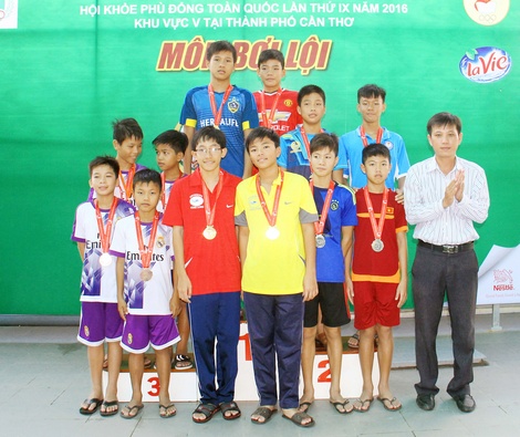 Đội bơi Vĩnh Long giành HCV lứa tuổi 12- 13 tuổi.