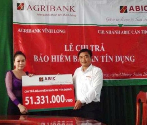 Ông Dương Kiện Thức- Phó Giám đốc Agribank Khu công nghiệp Hòa Phú trao biểu trưng cho đại diện gia đình khách hàng.