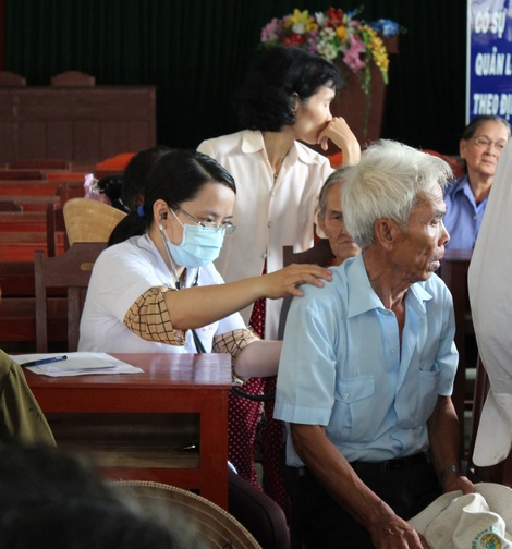 Hội Đông y tỉnh Vĩnh Long tổ chức khám chữa bệnh, cấp phát thuốc miễn phí cho người dân tại xã Nhơn Phú (Mang Thít).
