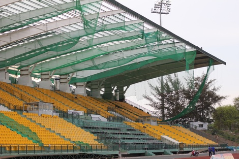 Mái che khán đài A SVĐ Cần Thơ được thi công chuẩn bị cho giai đoạn 2 V-League 2016.