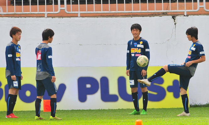 Tiền vệ Tuấn Anh (bìa phải) vừa được Yokohama FC đề nghị  ký hợp đồng dài hạn. Ảnh: S.H