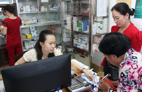 Người dân có BHYT đến khám và nhận thuốc tại trạm y tế phường.