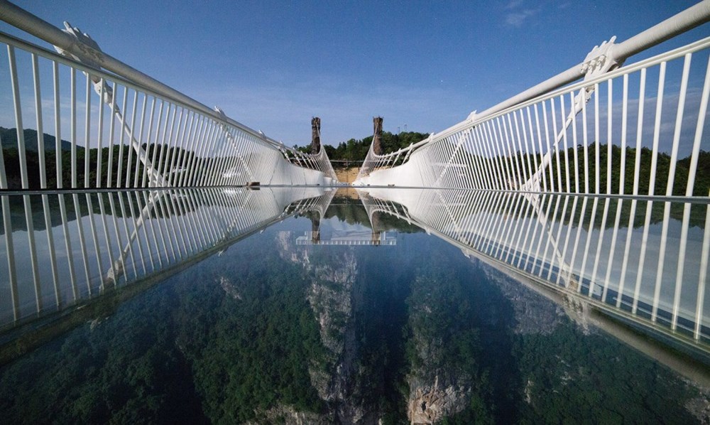 Cây cầu kính dài nhất và cao nhất thế giới tại tỉnh Hà Nam của Trung Quốc đã hoàn thành những hạng mục cuối cùng và dự kiến sẽ chính thức đưa vào hoạt động vào tháng Bảy tới. (Nguồn: inhabitat.com)