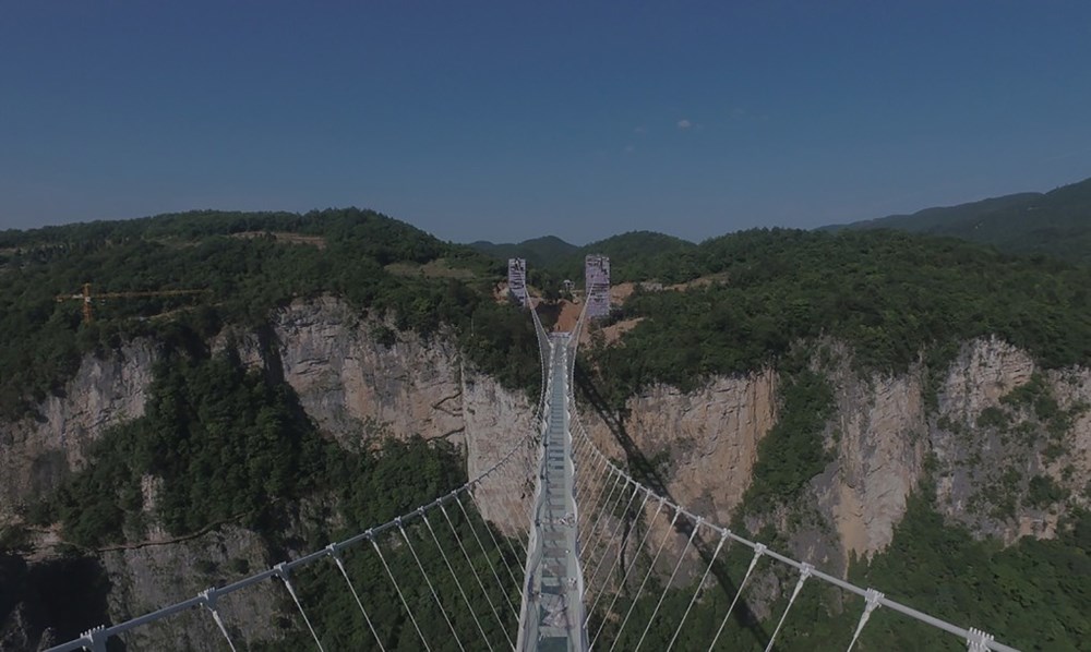 Với chiều dài 430m và cao 300m, đây sẽ là cây cầu sàn kính dài nhất và cao nhất thế giới. (Nguồn: inhabitat.com)