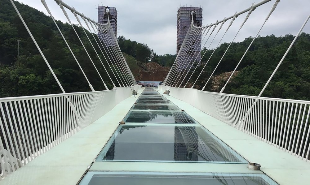 Để chống rung, cây cầu này đã được thiết kế với 70 quả bóng thủy tinh (mỗi quả nặng 750kg). Trước khi chính thức đưa vào hoạt động, cây cầu này còn phải trải qua 100 lượt kiểm tra để đảm bảo chịu được sức nặng của 800 người cùng qua lại. (Nguồn: inhabitat.com)